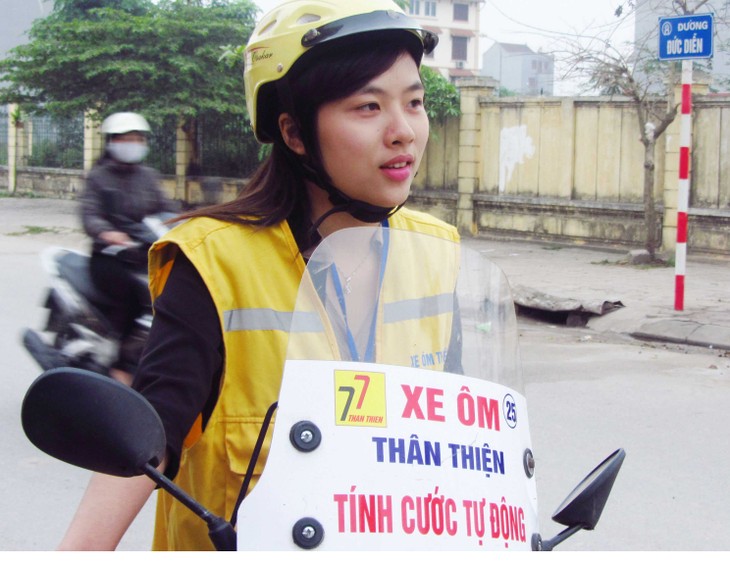 Conductoras hermosas de mototaxi de dos ruedas  - ảnh 3