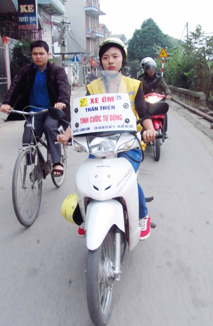 Conductoras hermosas de mototaxi de dos ruedas  - ảnh 4