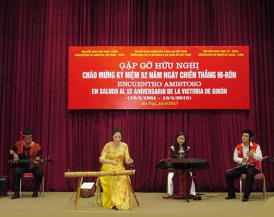 Encuentro amistoso en Hanoi en conmemoración de la Victoria de Girón de Cuba - ảnh 1