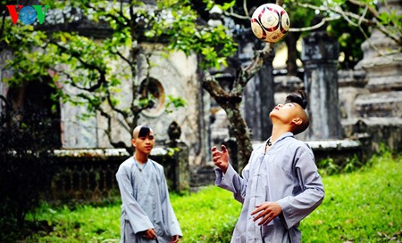 Un partido del fútbol en la pagoda de Tu Hieu - ảnh 1