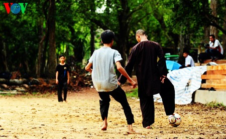 Un partido del fútbol en la pagoda de Tu Hieu - ảnh 10