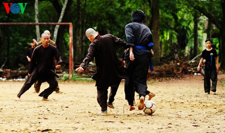 Un partido del fútbol en la pagoda de Tu Hieu - ảnh 12