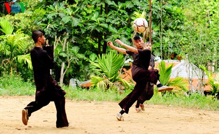 Un partido del fútbol en la pagoda de Tu Hieu - ảnh 14