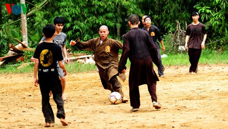 Un partido del fútbol en la pagoda de Tu Hieu - ảnh 2