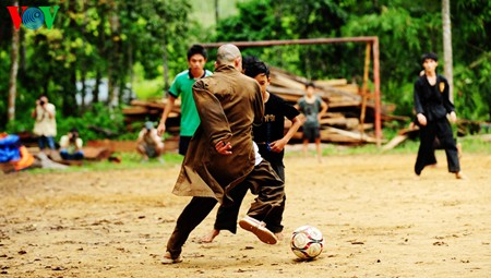 Un partido del fútbol en la pagoda de Tu Hieu - ảnh 4