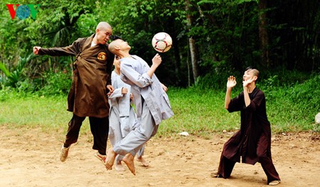 Un partido del fútbol en la pagoda de Tu Hieu - ảnh 6