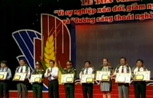 Hanoi honra a los individuos sobresalientes en la lucha contra el hambre y la reducción de la pobrez - ảnh 1