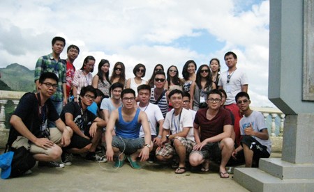 Estudiantes vietnamitas en ultramar visitan la meseta de piedra Dong Van - ảnh 1