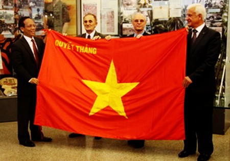 Bandera militar “decidido a ganar” de Vietnam llega a Rusia - ảnh 1