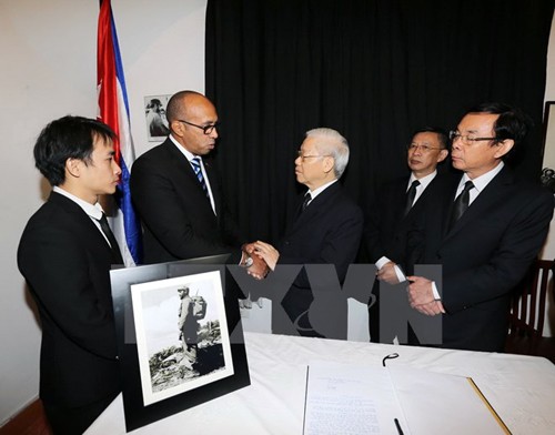 Máximos dirigentes de Vietnam homenajean a Fidel Castro en embajada de Cuba en Hanoi - ảnh 1