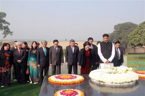 Presidenta parlamentaria de Vietnam visita memorial a Mahatma Gandhi - ảnh 1