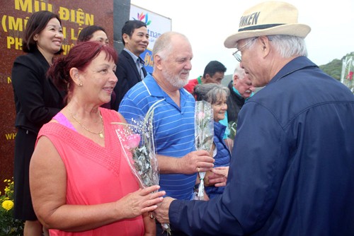 Resalta actividad de saludo a bandera nacional en extremo este de Vietnam - ảnh 1