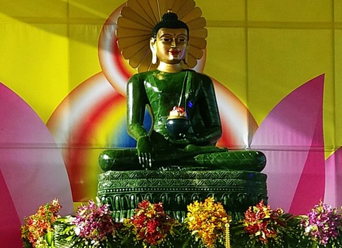 Llega a provincia de Soc Trang estatua de Buda de jade para la Paz Universal - ảnh 1