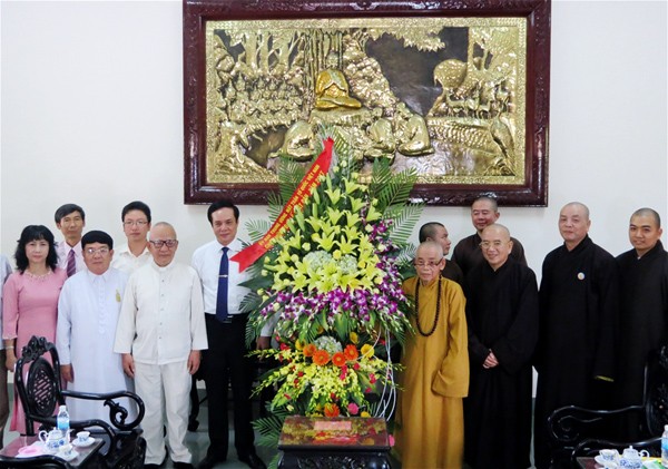 Siguen dinámicas actividades por el aniversario 2561 de la iluminación del Buda en región central - ảnh 1