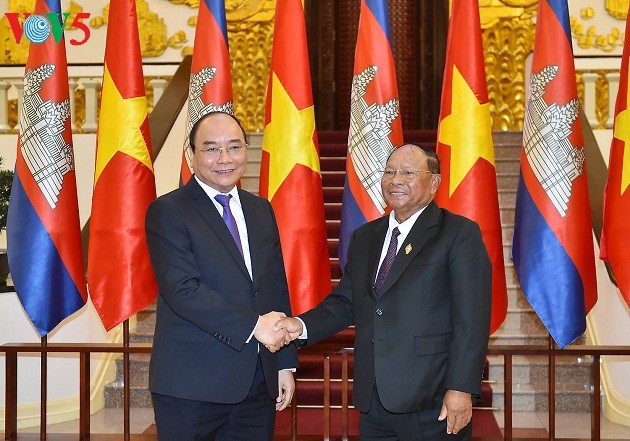 Altos dirigentes de Vietnam reciben al presidente del Parlamento camboyano - ảnh 1