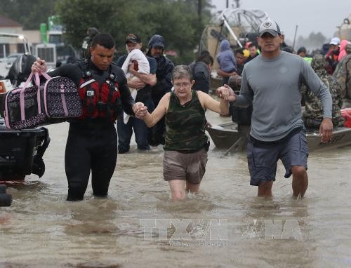 La ciudad estadounidense de Houston impone el toque de queda tras el huracán Harvey - ảnh 1