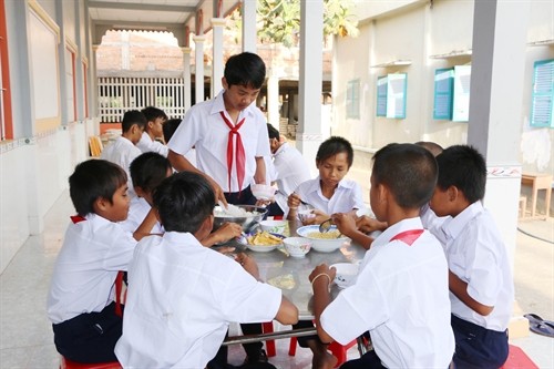 Una pagoda activa en la ayuda a los estudiantes necesitados a acceder a la educación - ảnh 2