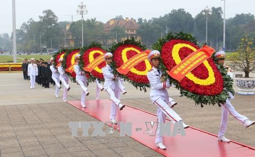 Máximos líderes de Vietnam visitan el Mausoleo del Presidente Ho Chi Minh en vísperas del Tet - ảnh 1