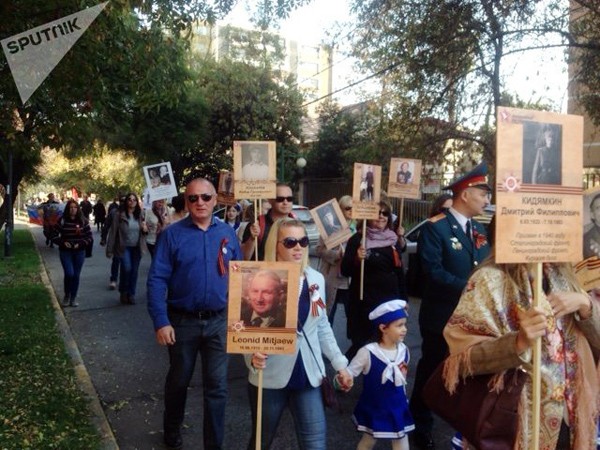 Rinden honor al Regimiento Inmortal en conmemoración de la victoria sobre el fascismo - ảnh 1