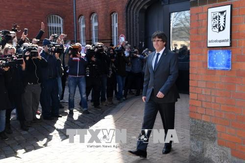 España suspende la investidura a distancia del expresidente catalán, Carles Puigdemont - ảnh 1