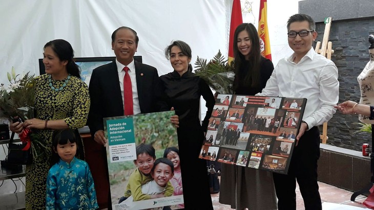 Siguen conmemorando los 128 años del nacimiento del presidente Ho Chi Minh en el mundo - ảnh 1