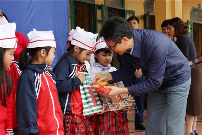 Vicepremier orienta la práctica del hábito de la lectura entre los alumnos - ảnh 1