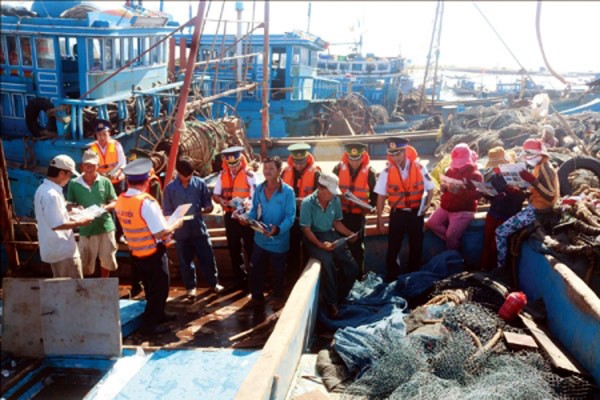 “Policía Marítima acompaña a los pescadores”, modelo eficiente de movilización popular - ảnh 1