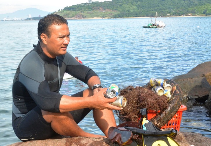 Dao Dang Cong Trung, director interesado en recoger basuras - ảnh 1