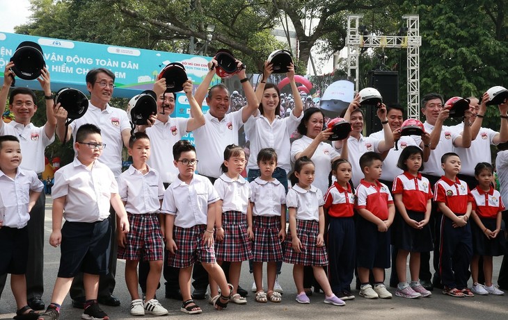 Vietnam impulsa el uso de cascos para niños por la seguridad vial  - ảnh 1