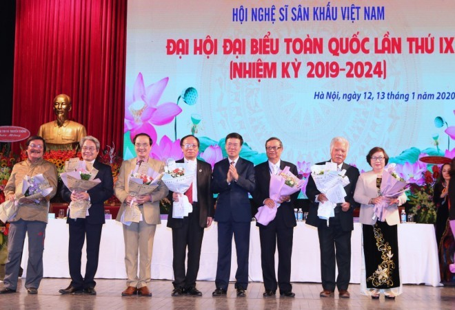 Vietnam honra aportes de artistas escénicos al desarrollo nacional - ảnh 1