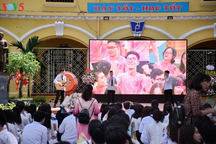 Momentos conmovedores al cierre del duodécimo grado escolar - ảnh 2