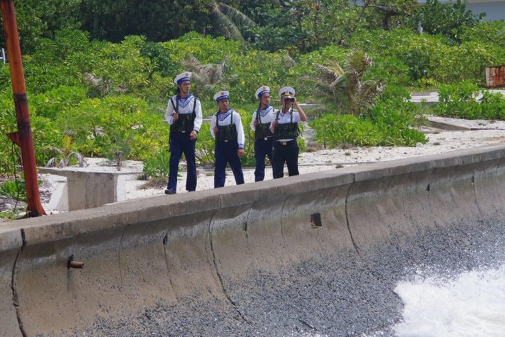 Soldados en la isla de Truong Sa aportan al desarrollo nacional en saludo al XIII Congreso Nacional del PCV - ảnh 1