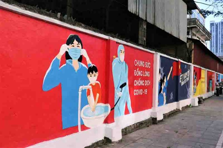 Hanói promueve la prevención y el control del covid-19 con murales de propaganda - ảnh 1