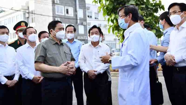 El jefe del Gobierno orienta el desarrollo de Binh Duong frente al covid-19 - ảnh 1