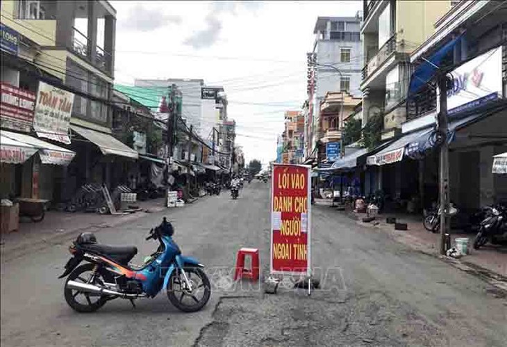 El ministro de Salud proporciona instrucciones para el combate contra el covid-19 en Vinh Long y Tien Giang - ảnh 1