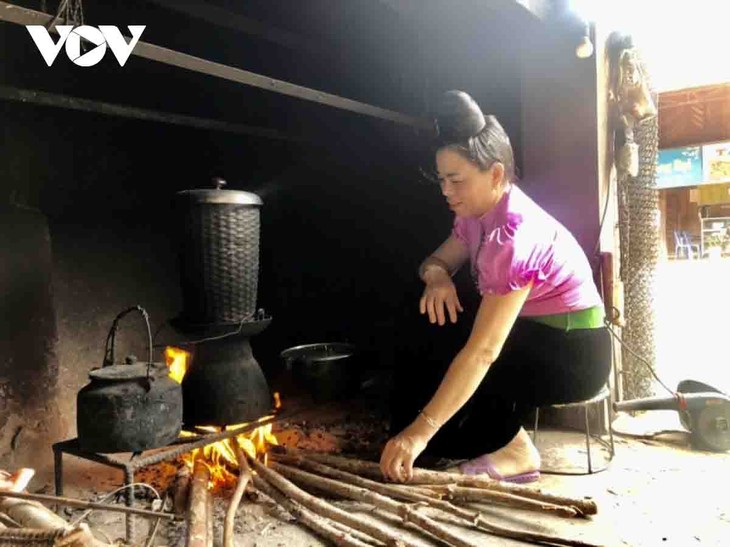 La olla para cocinar arroz glutinoso, una herramienta primordial de la etnia Thai - ảnh 3