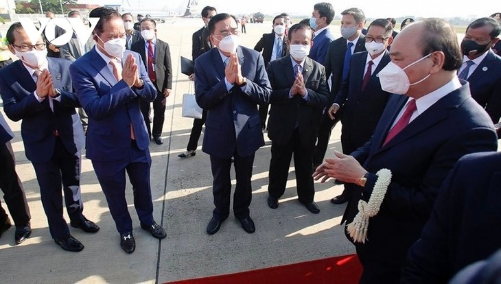 El jefe de Estado llega a Phnom Penh para iniciar su visita de trabajo en Camboya - ảnh 1