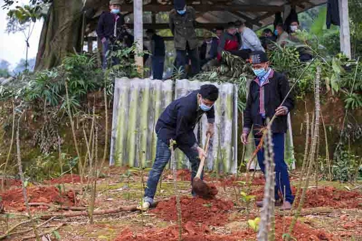 El ritual de adoración a la deidad de la selva, costumbre de la comunidad étnica Dao Rojo - ảnh 2