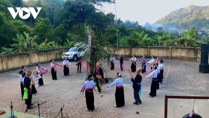 Kin pang, el ritual de agradecimiento de la etnia Khang - ảnh 2