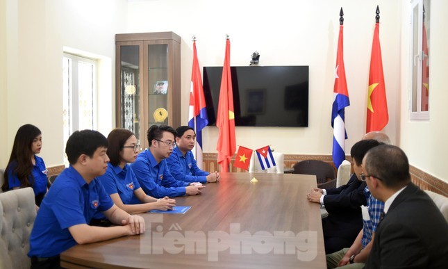 Dirigentes de la Unión de Jóvenes Comunistas Ho Chi Minh rinden homenaje póstumo a expresidente de la Asamblea Nacional de Cuba - ảnh 1