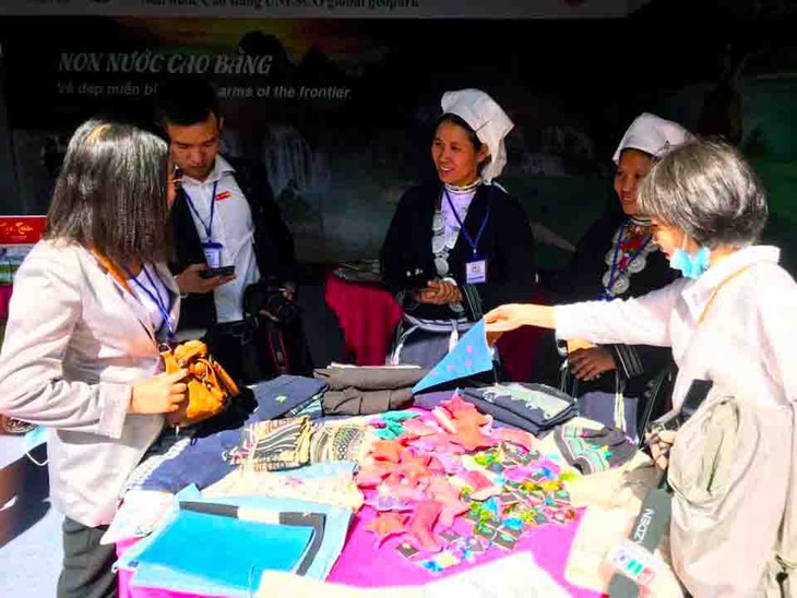 Las mujeres Dao Tien contribuyen a la preservación del bordado tradicional en Cao Bang - ảnh 1