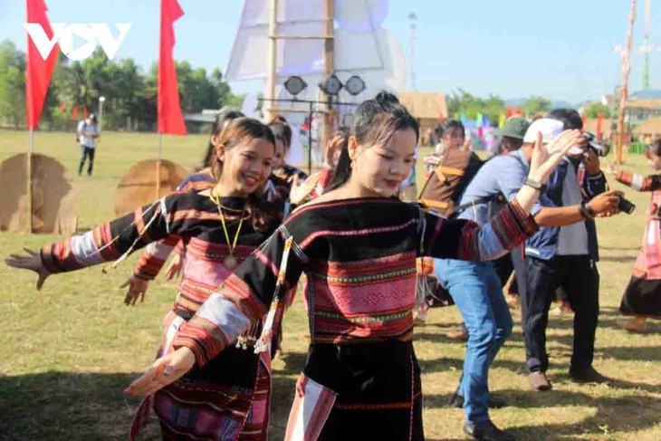 La provincia de Binh Dinh preserva la belleza cultural de las etnias locales - ảnh 3