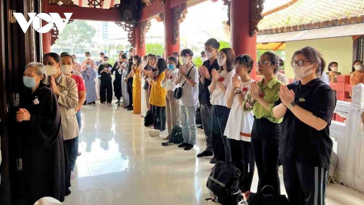 La Fiesta Vu Lan, ocasión de agradecimiento a los padres y fortalecimiento de la gratitud familiar - ảnh 1