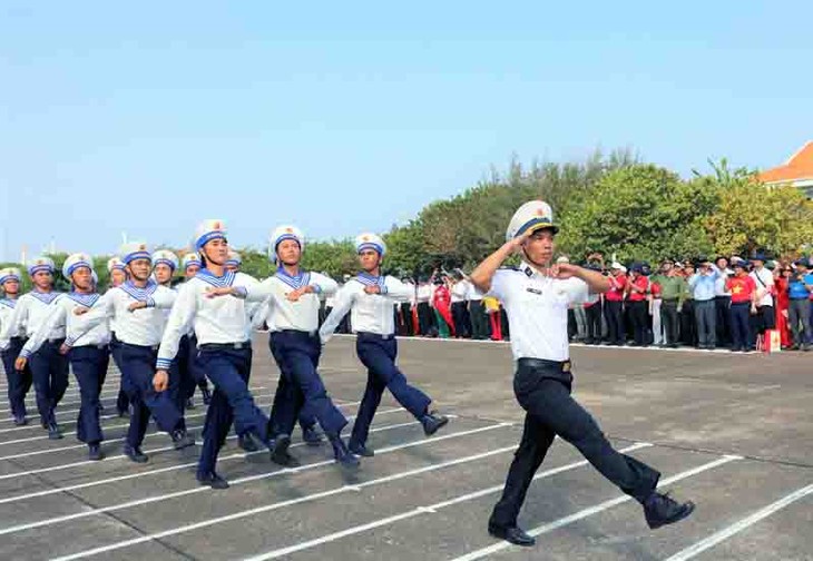 Espíritu de solidaridad del continente llega a Truong Sa y la plataforma marítima DK1 - ảnh 1