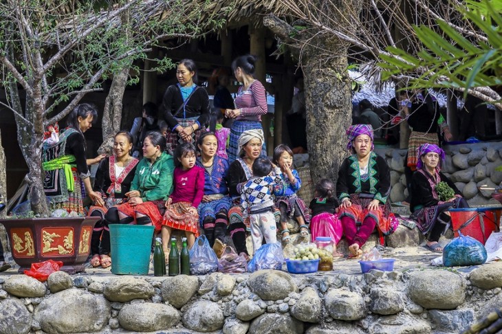 Mercados de Lai Chau promueven los productos culturales de las minorías étnicas - ảnh 2