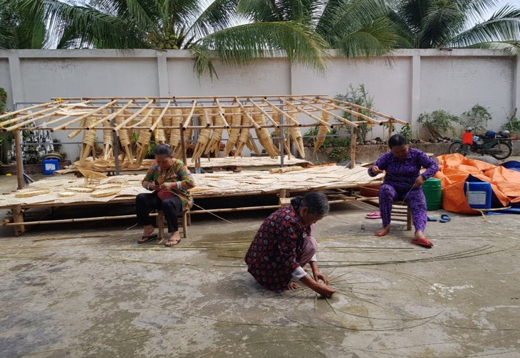 El oficio tradicional del tejido de bambú y ratán de los jemeres en Soc Trang - ảnh 3