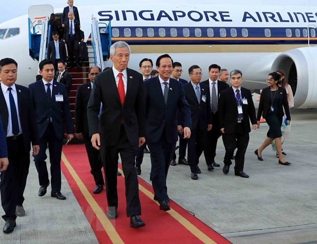 El Primer Ministro de Singapur llega a Hanói para una visita oficial a Vietnam - ảnh 1