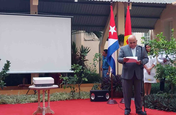 Celebración y exposición fotográfica por 50 años de la primera visita del líder cubano Fidel Castro a Vietnam - ảnh 2