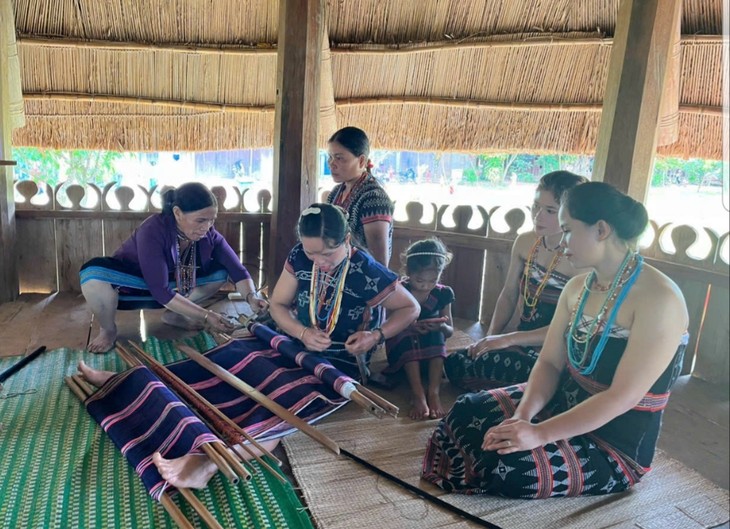 Rasgos singulares de tejido de brocados de los Co Tu - ảnh 2