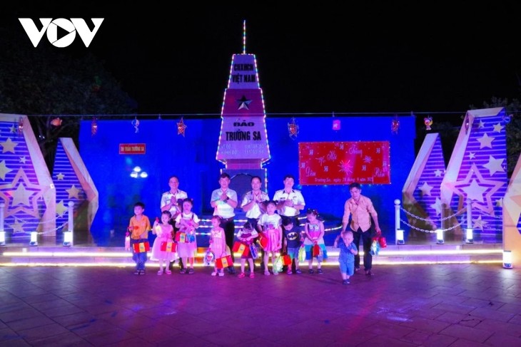 Niños residentes en el distrito insular de Truong Sa celebran el Festival de Medio Otoño - ảnh 1